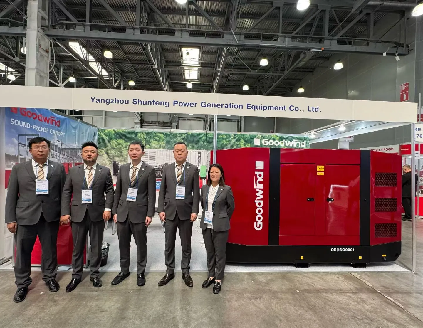 Equipo de exposición GOODWIND con un generador diésel silencioso en el estand 4E176 durante ELEKTRO 2026